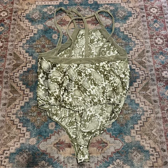 Free People Snakeskin Print One-Piece Bodysuit Olive Green Strappy Back Size XS - Picture 8 of 8